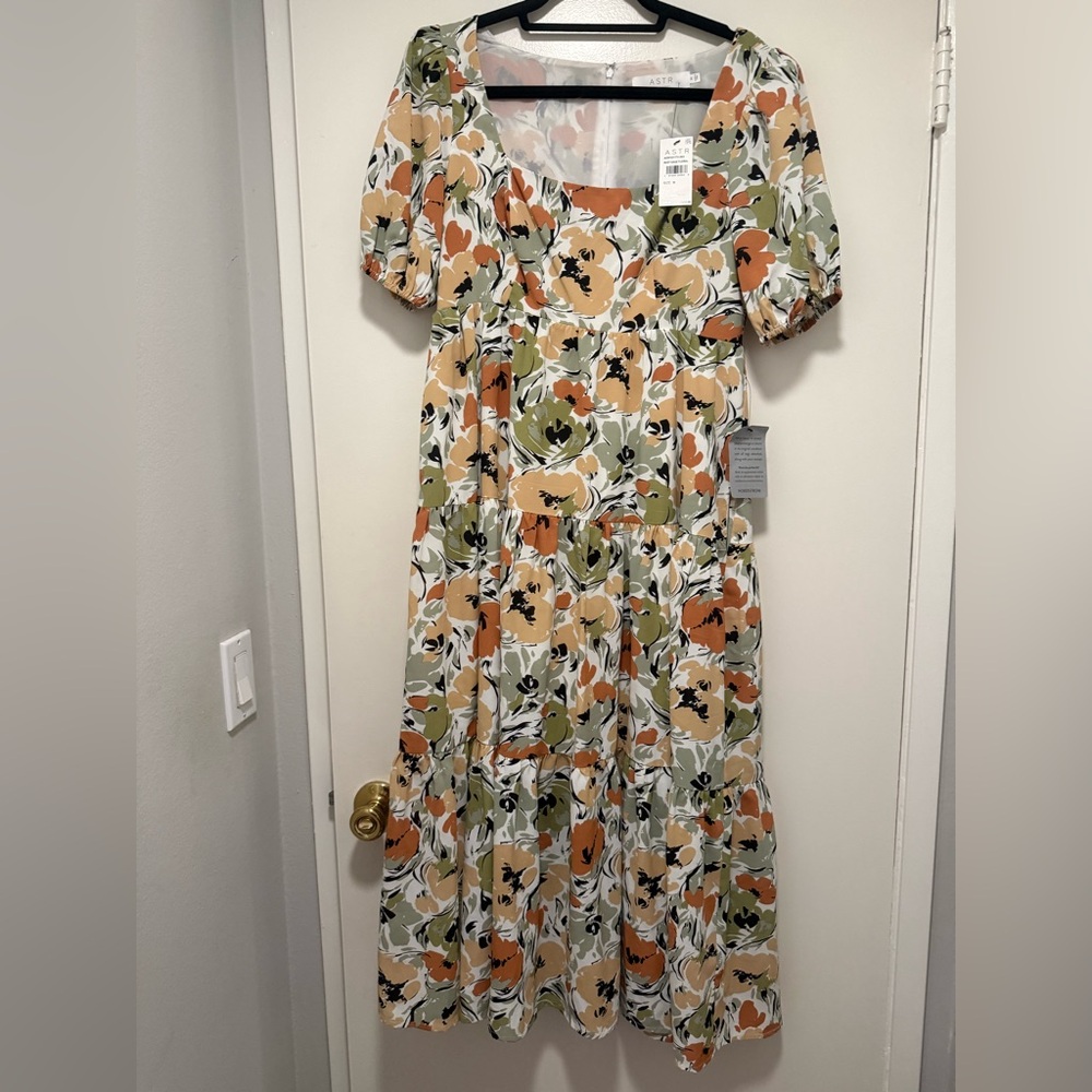 New with tags! Nordstrom Astr Elegant Floral Dress with Puff Sleeves